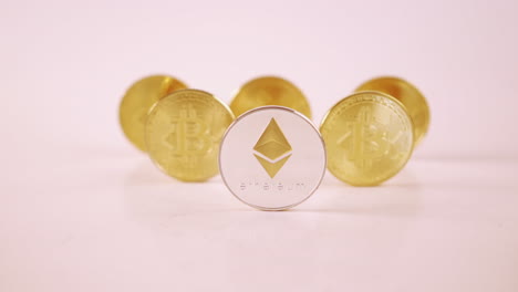 Bitcoin--Und-Ethereum-münzen-Stehen-Auf-Einem-Tisch---Kryptowährungsmünze