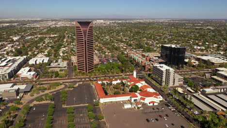 Vista-Aérea-Panorámica-De-La-Iglesia-Metodista-Unida-Y-Otros-Edificios-En-Phoenix,-Arizona,-Estados-Unidos