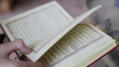 Mann-Blättert-Seite-In-Buch-Um,-Das-In-Arabischer-Sprache-In-Der-Moschee-Kairo-Ägyptens-Geschrieben-Wurde,-Zeitlupe