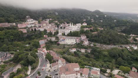 Panoramaaufnahme-Auf-Den-Hügeln-Von-Sintra,-Aufnahme-Des-Stadtpalastes-Und-Des-Rathauses-An-Einem-Nebligen-Tag