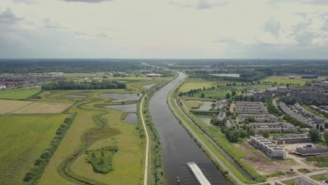 Vista-Aérea-De-Drones-De-La-Escena-épica-Gran-Barco-O-Barco-Que-Pasa-Por-El-Canal-En-Los-Países-Bajos