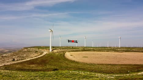 Luftaufnahme-Einer-Drohne,-Die-Sich-Auf-Die-Inspektion-Von-Windmühlen-Vorbereitet