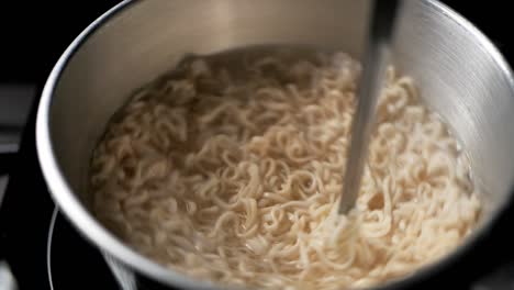 Spinning-instant-noodles-in-the-boiling-pan