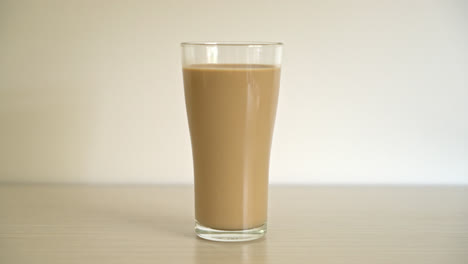 Kaffee-Latte-Glas-Mit-Trinkfertigen-Kaffeeflaschen-Auf-Dem-Tisch