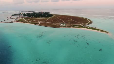 Thulusdhoo-Insel-Malediven-Von-Oben-Von-Drohne-Geschossen