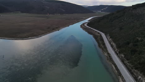 Schöner-Fluss-Raša,-Whispy-Wolken-Im-Hintergrund,-Klares-Blaues-Wasser,-Kroatien,-Trget,-Istrien