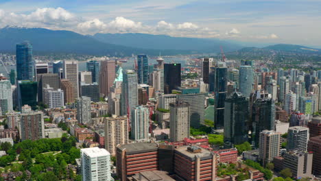 Vista-Aérea-Del-Horizonte-Del-Extremo-Oeste-Con-Edificios-De-Gran-Altura-Y-Rascacielos-Durante-El-Día-En-Vancouver,-Canadá