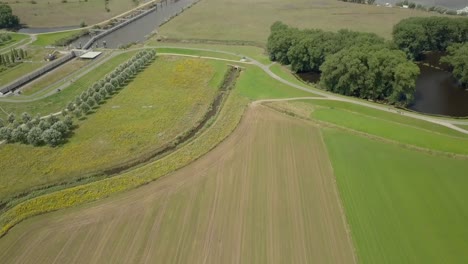 Vista-Aérea-De-Drones-Del-Paisaje-Cerca-Del-Canal-Maxima-En-El-Norte-De-Brabante,-Los-Países-Bajos,-Europa