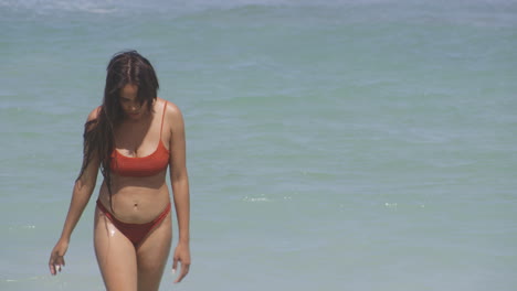 Mujer-Latina-Despreocupada-En-Bikini-En-Un-Día-Soleado-Se-Baña-En-Las-Cálidas-Aguas-Del-Océano-Caribeño