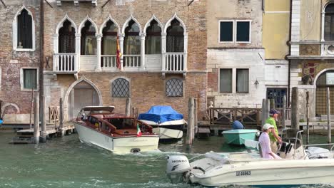 Privates-Boot-Eines-Wohlhabenden-Italienischen-Mannes,-Der-Am-Pier-Vor-Dem-Haus-Am-Wasser-Andockt