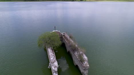 Versunkene-Kapelle-In-Einem-See