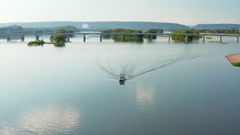 Sommertag-Antenne-Des-Bootes-Auf-Dem-Fluss-Susquehanna
