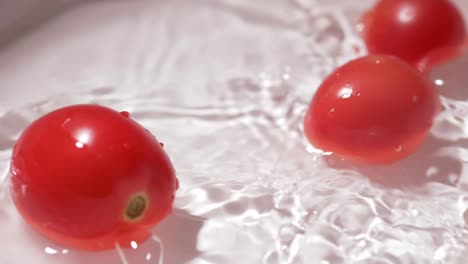 Frische-Tomaten-Fallen-In-Zeitlupe-In-Ein-Frisches-Wasserreinigungskonzept,-Es-Sieht-Optimistisch-Und-Gesund-Aus