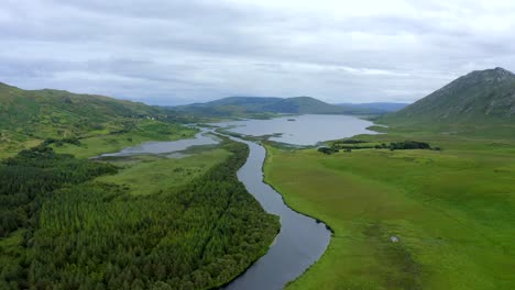 Bealanabrack-River,-Maum,-Connemara,-County-Galway,-Irland,-Juli-2021