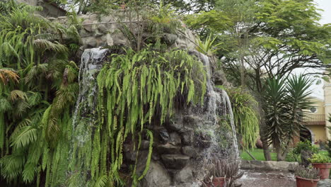 Statische-Aufnahme-Eines-Wasserfalls-In-Einem-Garten-In-Virgen-De-La-Puerta,-Pachacamac,-Lima,-Peru