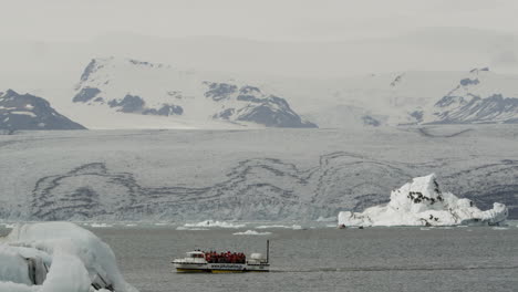 Ein-Amphibisches-Gletscherlagunenboot-Nimmt-Touristen-Mit-Auf-Eine-Besichtigungsfahrt-Rund-Um-Die-Lagune-Jökulsárlón-In-Island