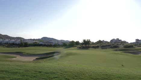Golfplatz-Nach-Rechts-Schwenken---El-Valle-Golf-Resort,-Murcia,-Spanien