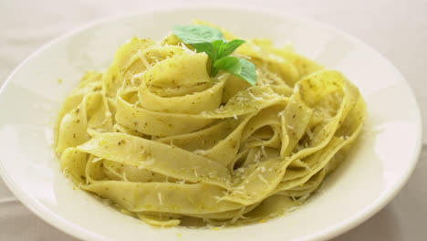 Pasta-Fettuccine-Al-Pesto-Con-Queso-Parmesano-Encima---Estilo-De-Comida-Italiana
