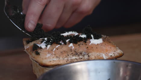 Agregando-Caviar-Negro-Encima-Del-Filete-De-Salmón-A-La-Parrilla