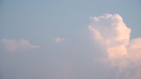 Un-Lapso-De-Tiempo-De-Nubes-Cumulus-Nimbus-Que-Se-Construyen-Rápidamente-Sobre-Un-Fondo-De-Cielo-Azul-Al-Atardecer-Temprano