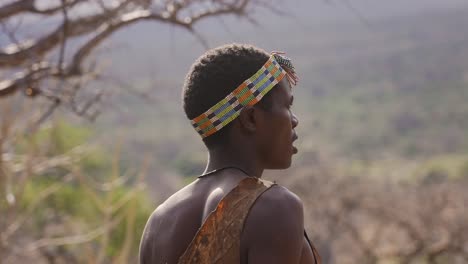 Afrikanischer-Stammesmann,-Der-Sich-In-Einer-Wunderschönen-Naturlandschaft-Umsieht