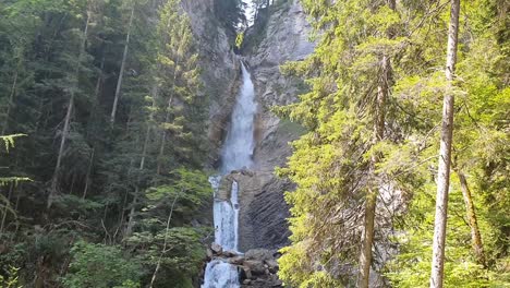 Die-Schlucht-Zum-Wasserfall-Martuljek,-Martuljski-Slap