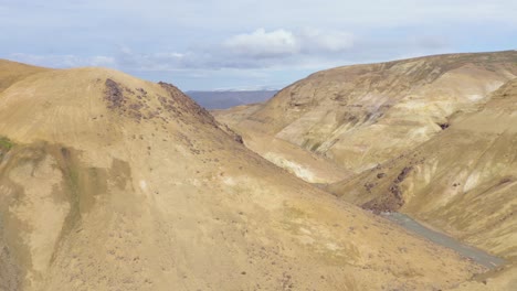 Sunny-day-in-mineral-rich-Rhyolite-Kerlingarfjöll-mountain-range,-aerial
