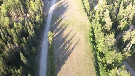 Langsame-Luftaufnahmen,-Die-über-Eine-Graslandebahn-Fliegen,-Die-Mit-Flugzeugen-Auf-Dem-Feld-Und-Dem-Matanuska-fluss-Im-Hintergrund-Hochschwenkt