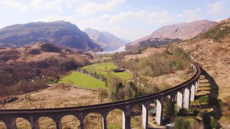 Viaducto-De-Glenfinnan-Y-Loch-Shiel-En-El-Fondo,-Escocia