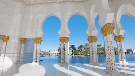Visitors-at-Sheikh-Zayed-Grand-Mosque-in-Abu-Dhabi,-United-Arab-Emirates