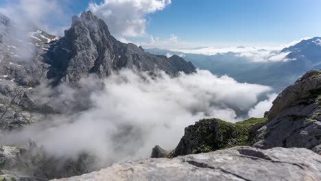Erstaunliche-Landschaft-Von-Felsigen-Bergen-Und-Wolkenlandschaft---Zeitrafferaufnahme