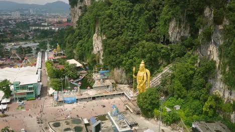 Drone-flight-to-Murugan-Hindu-Deity-Statue-in-Batu-Caves-attraction-in-Malaysia