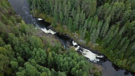 Aerial-footage-of-a-Karelian-waterfall-Kivach,-ending-reaveal-shot,-forest-full-water-stream-over-the-top,-beautiful-nature,-foam-on-water
