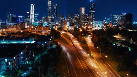 Atlanta-Night-Drone-Hyper-lapse,-Centro-De-La-Ciudad,-Tiro-De-Revelación-De-Retroceso