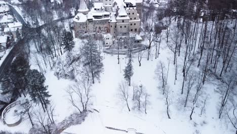 Schloss-Kleie-In-Schnee-Gekleidet,-Die-Legendäre-Landschaft-Von-Dracula