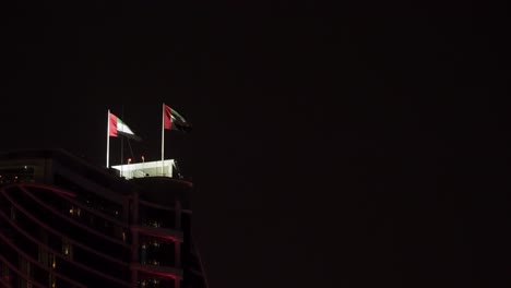 Banderas-De-Los-Emiratos-árabes-Unidos-Ondeando-Al-Viento-En-La-Parte-Superior-De-Un-Edificio