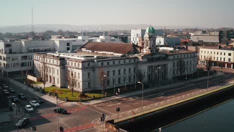 Drehung-Der-Luftansicht-Des-Stadtrats-Von-Cork-Vergrößerte-Die-Linke-Seite