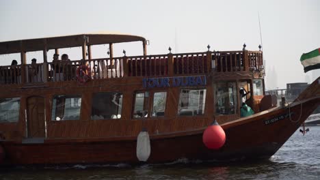 Großes-Boot,-Das-Mit-Touristen-An-Bord-Den-Dubai-Creek-Hinunterfährt