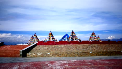 Zeitrafferaufnahme-Von-Tibetischen-Flaggen,-Pagoden,-Tempeln---Religiöse-Strukturen