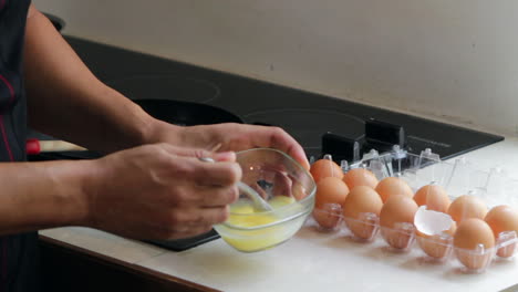 Batir-Huevos-En-Un-Recipiente-De-Vidrio-En-El-Mostrador-De-La-Cocina-Cerca-De-La-Estufa-En-La-Cocina