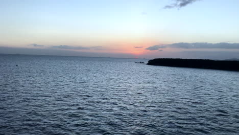 Sonnenuntergang-Am-Meereshorizont-An-Einem-Luftigen-Abend