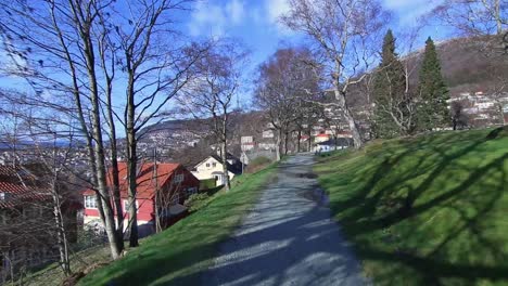 Landåsparken-In-Bergen,-Norwegen-An-Einem-Sonnigen-Tag-Mit-Blauem-Himmel