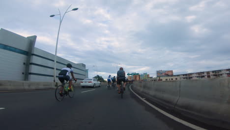 Radfahrer,-Die-Mit-Ihren-Fahrrädern-Auf-Einer-Autobahn-In-Panama-Fahren