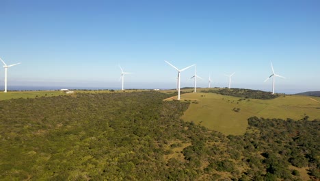 Luftaufnahme-Von-Windmühlen-Neben-Dem-Ozean-In-Südafrika
