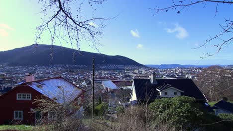 Landåsparken-In-Bergen,-Norwegen-An-Einem-Sonnigen-Tag-Mit-Blauem-Himmel
