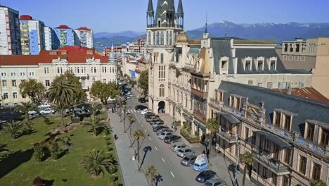 Überblick-über-Das-Stadtzentrum-Von-Batumi-über-Berge-Und-Straße