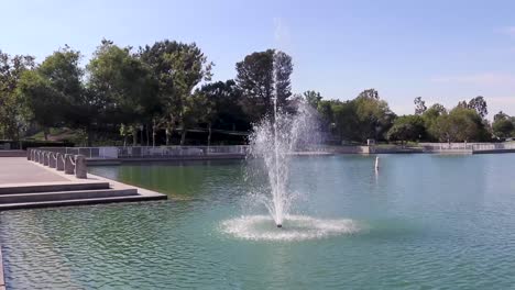 Parque-Del-Lago-Irvine-En-Irvine-California-Durante-El-Caluroso-Día-De-Verano