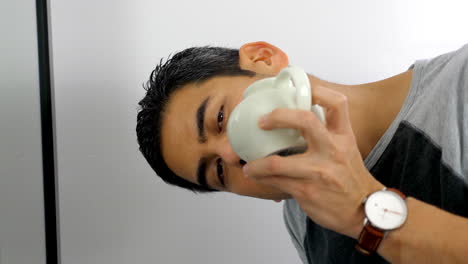 Hombre-Usando-Neti-Pot-Para-Limpiar-Su-Conducto-Nasal