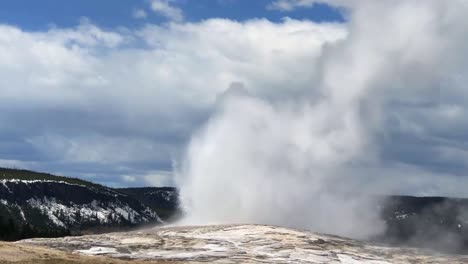 Yellowstone-National-Park-Old-Faithful-Geyser-Eruption-An-Teilweise-Bewölktem-Tag