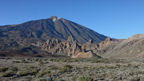 Teneriffa-Teide-Krater-Mit-Einer-Landschaft-Aus-Felsen-Und-Vulkangipfeln-Und-Einem-Mann,-Der-Darauf-Zugeht